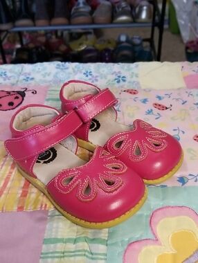 Livie & Luca Pink Leather Mary Jane Shoes Size 6 Soft Leather Petals
